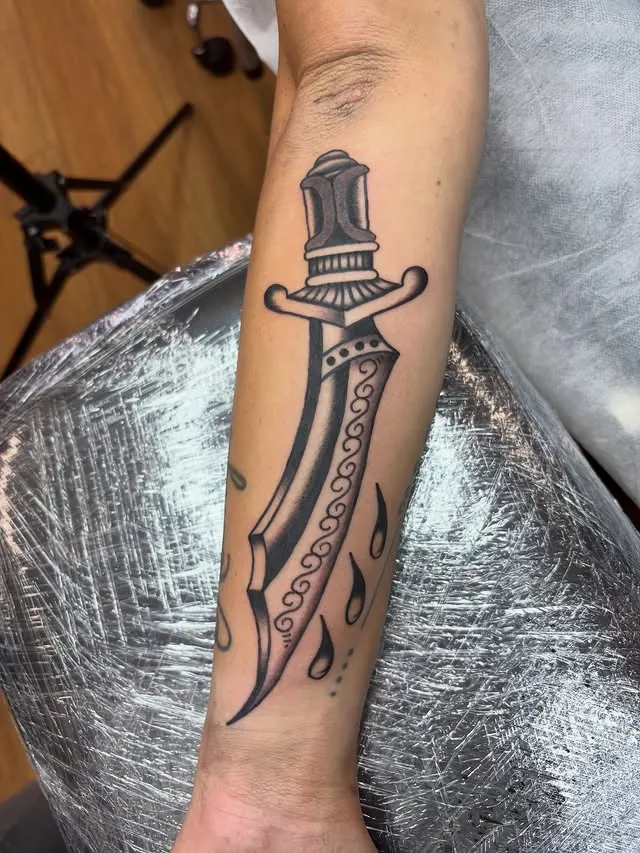 Dagger tattoo used as a gap filler